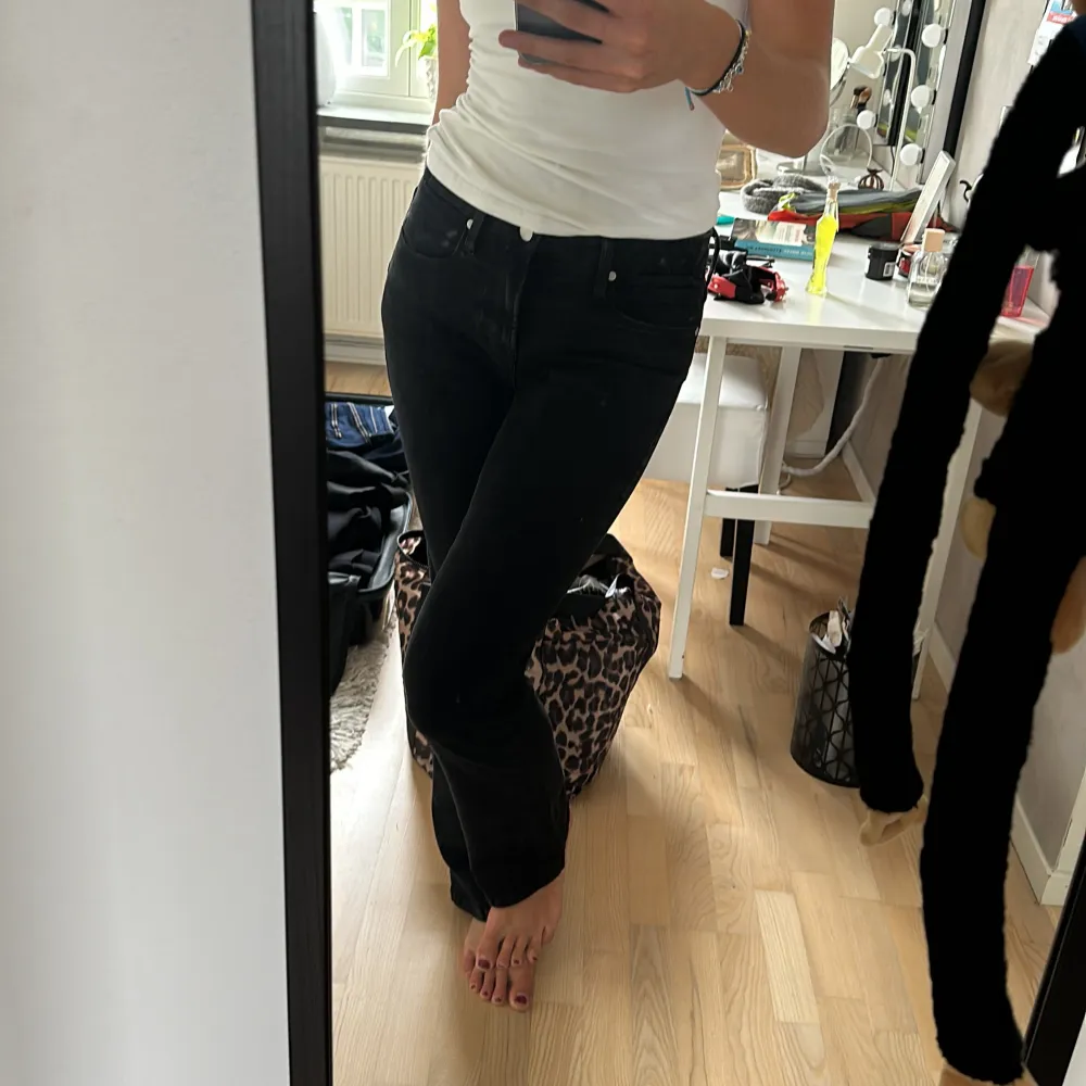 Svarta smala och raka jeans från Zara. Lagom på mig som brukar ha 36 och ör 175 cm lång. . Jeans & Byxor.