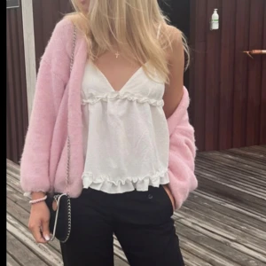 Lindex kofta - Har både XS/S och M/L med prislapp kvar på båda o de är ifrån Lindex. Vädligt eftertraktad 💕 Bild 1 och 3 e lånade. De är slutsålda men priset är diskuterbart 