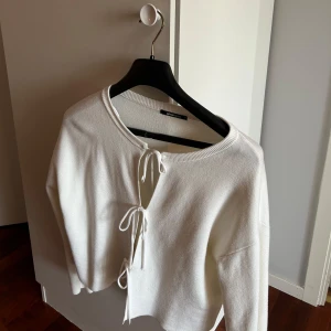 Kofta Gina Tricot - Helt ny vit kofta från Gina med snörning, storlek M