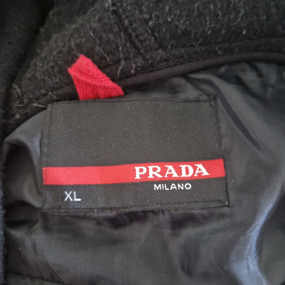 Prada jacka.  Kan även andvändas som hoodie Den är jätte varm Äkta  XL Andvänd under vintern 2013. Jackor.