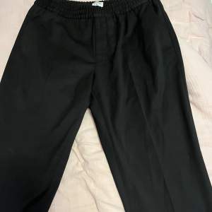 Filippa K relaxed wool trouser i storlek 50 säljes. Jag använde de bara en gång men kände att de var lite för stora och baggy för mig. Material: Ull/polyester. Hör av er för frågor/ bilder/prisförslag. Nypris på butiken när jag köpte dem var 2200:-