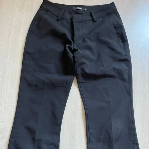 Lågmidjade kostymbyxor  - Lågmidjade kostymbyxor med slits, jätte fina