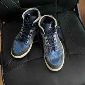 Jordan 1 SE Craft mid inside out  - Dessa jordans är äkta och är okej kvalitet det ända är på ena framsidan av skon är den ganska creasad originalpriset är 2200 och jag säljer dem för 500 men vid snabb affär kan priset diskuteras