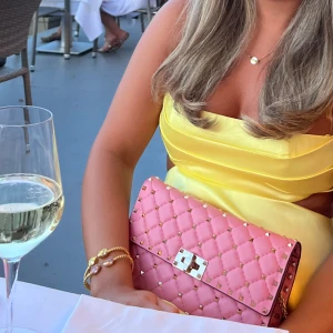 Rosa valentinoväska - Säljer min superfina och unika valentino väska i färgen rosa🌸. Så söt och kan både bäras som clutch och crossbody. Köpt från NK för ca 17 500. Kvitto och dustbag finns❤️🥰 säljs endast vid bra pris❤️