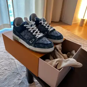 LV trainers grymt skick 9/10. Storlek US8 42.5 dustbag och box finns  Dma vid fler bilder