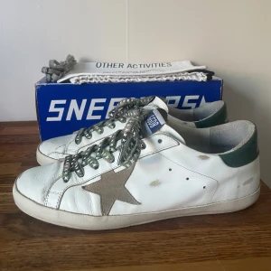 Golden goose skor - OBS: INGA BYTEN | Golden goose skor | Storlek: 45 | Skick: 7,5/10 | Box, dustbag och extra snören följer med. De camo-färgade snörena på skorna är också från golden goose och kostar 500 kr nypris | Skriv gärna vid funderingar!
