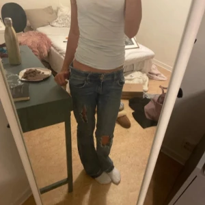 Lowwaist jeans  - Använt sparsamt, sitter lowwaist, har förlängt de, 156 men längden är snarare 162-164 och XS, 250 kr men är öppen för lägre bud