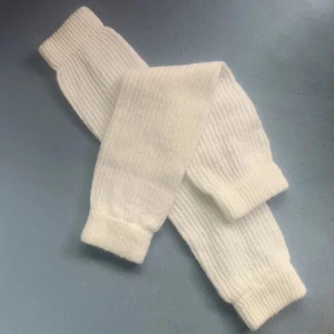 Vita benvärmare - Jättefina benvärmare köpta på plick men oanvända så fint skick. Bilden är lånad från förra säljaren