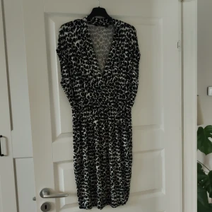 Leopard klänning - Leopardklänning svart/vit i stl s 