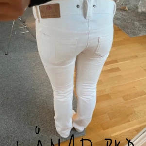 Lågmidjade jeans  - Jag köpte ett par jeans från märket formarina på Vinted, då de ej passar väljer jag tyvärr att sälja jeansen, de är i jätte bra skick förutom den lilla fläcken💗