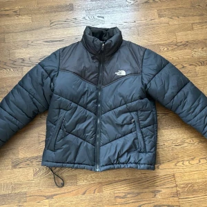 North face jacka - Säljer en north face jacka i bra skick, storleken är M men passar även S. Hör av er vid intresse eller frågor 