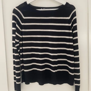 Zara tröja  - Säljer nu denna fina tröja ifrån zara i storlek s, den är i bra skick då jag knappt använt de💕