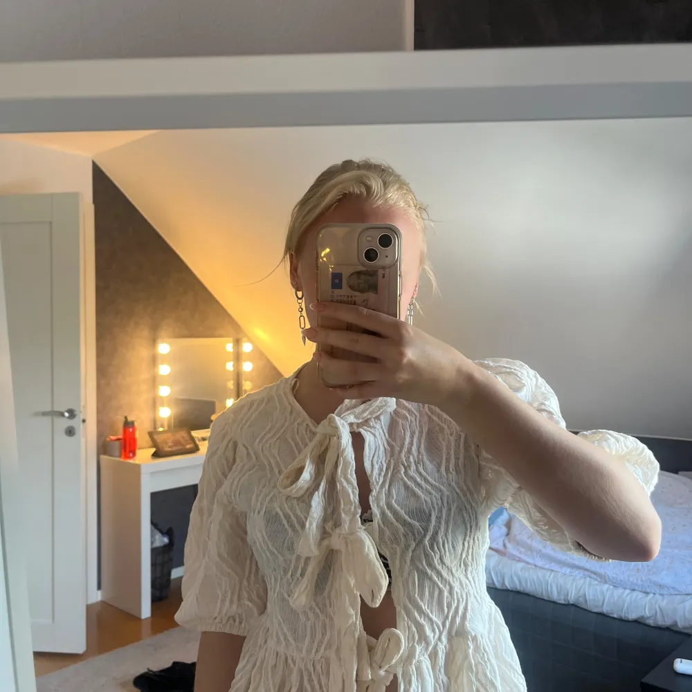 en populär blus från ginatricot, använd en gång. inga deffekter. tbättar innan jag postar🌸🌸. Blusar.