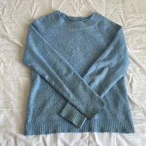 Stickad tröja blå - Strolek XS, från vera moda. Den är ganska nopprig så om man har en noppermaskin så hade det varit bra