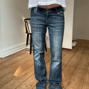 Lågmidjade bootcutjeans - Midja ca 38 cm, innerben ca 78 cm. Strl 38 enl lapp, håller med men passar S oxå. Jag är 161, passar på längre oxå!!! 