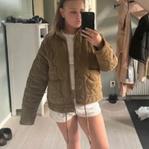 Zara jacka - Super fin jacka från zara i nyskick! Använd ungefär 3-4 gånger💗