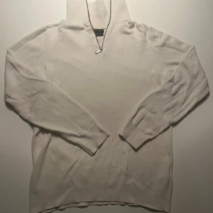 Massimo dutti manchester half zip - Hej. Säljer min massimo dutti half zip med unikt manchester mönster | fortfarande i bra skick | hör av om frågor.