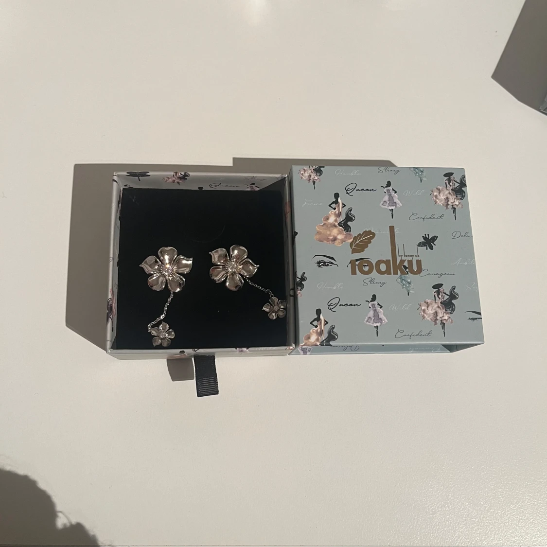 IOAKU blomörhängen 💕