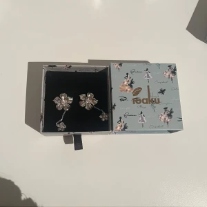 IOAKU blomörhängen 💕 - Säljer mina fina silvriga Ioaku blomörhängen som är slutsålda. Köpta för 599kr. Säljer då jag ska byta till guld, endast använda ca 5 gånger så de är i nyskick! 🥰