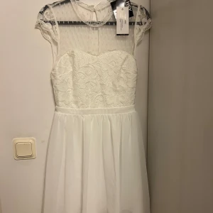 Klänningen  - Klänning Bara provad Ny pris 300 