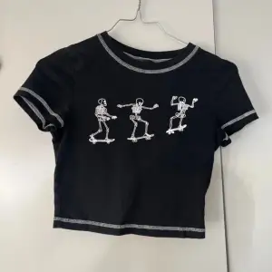 En cool t-shirt med tryck av tre skelett som åker skateboard, har ni mer frågor om storleken eller tröjan så är det bara att skriva vi svarar alltid!!💕🫶