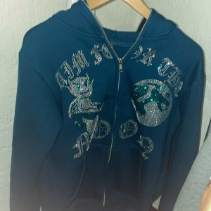 Rhinestone full zip, aim for the moon  - Storleken är S men passar även xs. Blå och bra skick.
