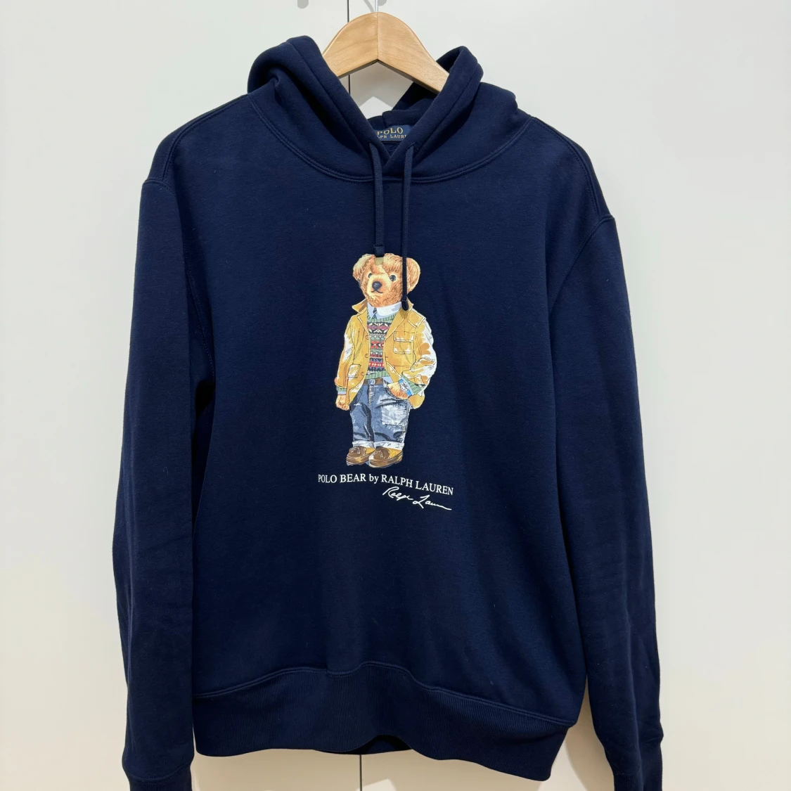 Mörkblå hoodie med nallemotiv från Ralph Lauren