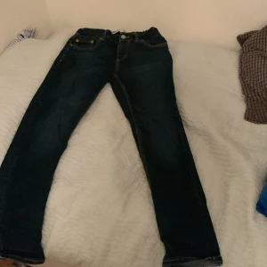 Grisch trendiga  - Dom här Jensen är slim och är grish trendiga använt dom men skick 9/10 inte haft dom så länge man passa inte så bra på mig 