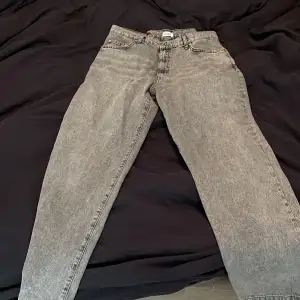 Säljer nu dessa riktigt sköna oanvända woodbird jeans. Helt nya från butik!! Hör av dig vid minsta fundering!