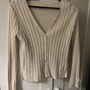 Stickad kofta - Stickad kofta, knappt använd storlek xs/0
