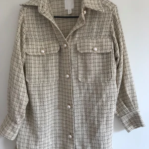 Kofta/jacka - Hej säljer denna från Hm i strl Xs/S. Den har vadderade axlar