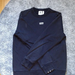 Adidas sweatshirt  - Inga skador knappt använd, storlek s men sitter oversize, nypris 600
