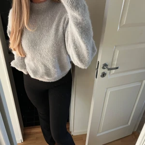 Stickad tröja  - Superfin grå fluffig tröja ifrån H&M i stl S. Den är i ett väldigt skönt material och perfekt nu till vintern💕💕