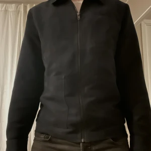 Mockajacka - Min blå mockajacka är en perfekt blandning av stil och elegans. Tillverkad av mjukt mockaskinn ger den en lyxig känsla, medan den unika blå färgen gör den till ett blickfång. Perfekt för både vardag och fest! Nypris 1100. Priset kan ändar bara skriva