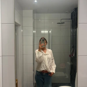 Blus med pärldetaljer från Sixty Days  - Jättefin blus från Sixty Days helt ny!  Fina pärldetaljer.  Passar mig som är storlek xs-small 