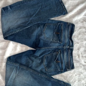 Lågmidjade jeans  - Lågmidjade bootcut jeans från H&M. Är i bra skick förutom lite slitage längst ner på byxbenen ( bild 3 ).