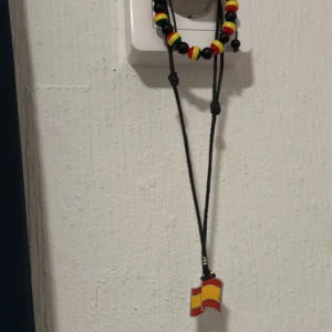 Smycken - Olika smycken, skriv om man bara vill köpa en av dom och går att diskutera pris