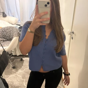 Massimo dutti tröha - Så fin och elegant tröja, i väldigt fint material💕 Från Massimo Dutti, tror inte den säljs längre💕Står ingen storlek men passar mig som har xs/s❤️