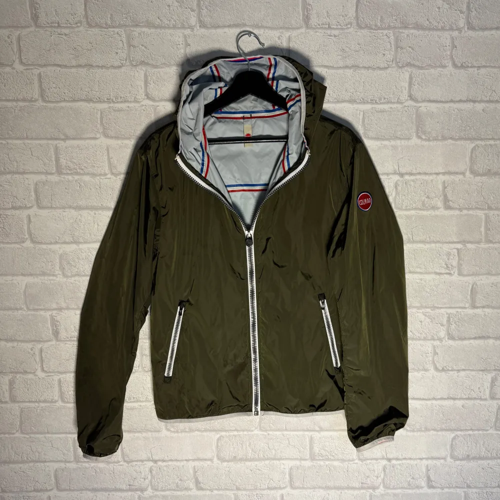 | Colmar windbreaker i riktigt fint skick | Storlek 48 sitter som S | Ny pris ca 3000 |. Tröjor & Koftor.