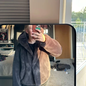 Pälsjacka Zara - Pälsjacka från Zaras barnavdeling i storlek 164 (motsvarar XS/S). Nyskick. Hör av er för frågor!!!