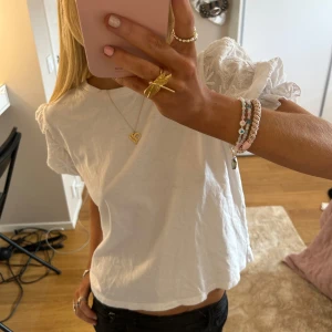 Topp med puffärm  - Köpt secondhand från zara💕 storlek S i nyskick 