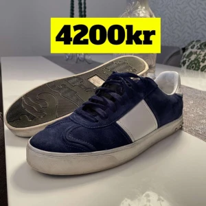 Valentino Flycrew - Storlek 42, passar 43. 9/10 skick saknar 2/3 nitar. (Går att ordna gratis nitar från valentino) hör av er för fler frågor.