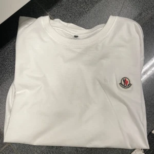 Moncler t-shirt - Säljer en moncler T-shirt  Storlek: xl men passar m/l Skick: bra skick då det inte finns några hål eller fläckar som inte går att ta bort 