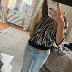 Neo Noir Missoni tröja  - Säljer denna populära trekvartströjan från Neo Noir! Storlek 34/xs. Sparsamt använd och har inga tecken på användning💗 Säljer då jag tröttnat på den. Kontakta mig för frågor och tryck inte på köp nu utan att skriva till mig först!💞💞