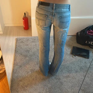 Lågmidjade jeans - Så sjukt snygga Lågmidjade jeans i en assnygg ljusblå färg.    Tryck ej på köp nu. Kontakta mig innan🥰