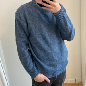 Stickad tröja - Säljer nu denna riktigt sköna och varma stickade tröja eftersom den tyvärr är för stor för mig. Storlek S men skulle säga att den passar M 