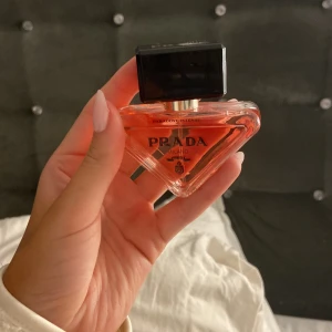Prada parfym - Hej säljer nu min prada parfym pga felköp endast sputat några fåtal gånger i luften annars helt ny. Nypris 1100kr mitt pris 450kr 💞