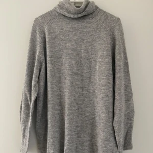 Stickad tröja - Stickad grå tröja med turtleneck. Fint skick, använd någon enstaka gång. Storlek S men stretchig och passar även större storlek🤍