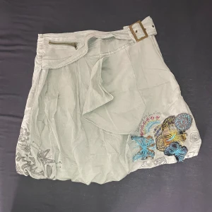 detaljerad kjol - kjol från desigual med så unika mönster och väldigt fin spänne! 