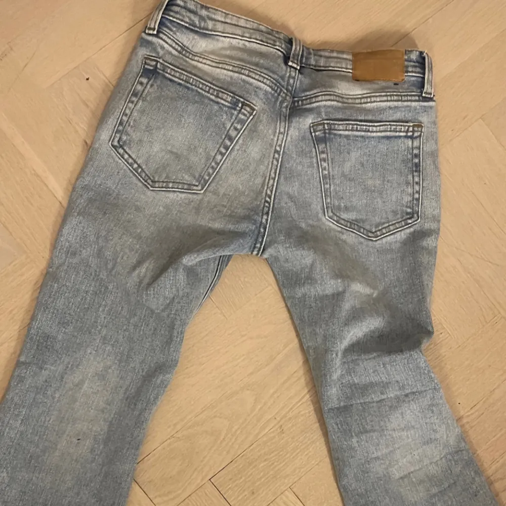 Säljer ett par weekday jeans som är i storlek s som är väldigt fina kommer bara inte till användning, skriv vid intresse💕💕. Jeans & Byxor.